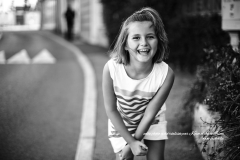 Enfant s'élance vers le ciel