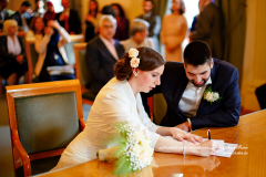 Attention à la signature de la mariée