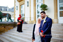 Photo obligatoire avec le marié devant la commune