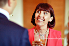 Sourire de la femme en rouge