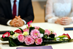 Un grand bouquet rose à la table