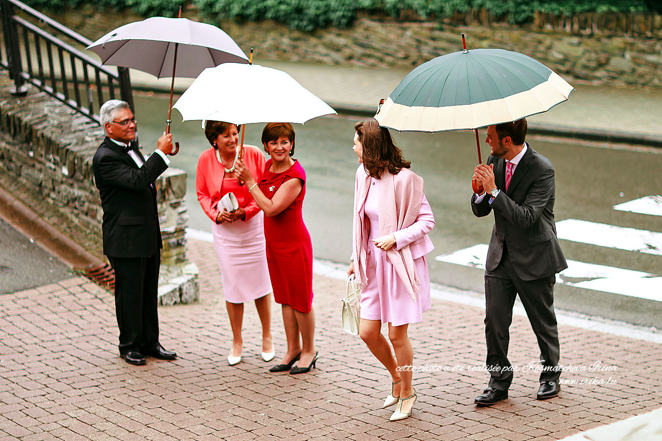 Cinq invités sous trois parapluies
