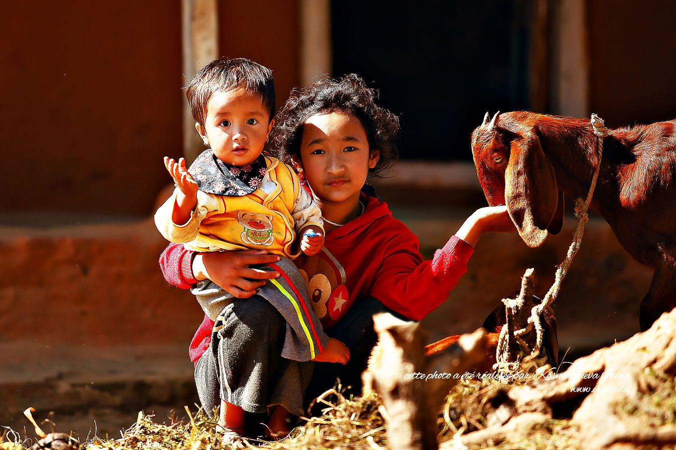 Deux enfants avec chèvre
