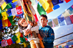 Deux enfants près d'un stupa