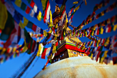 Stupa aux drapeaux colorés
