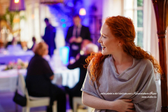 Jolie fille aux cheveux roux