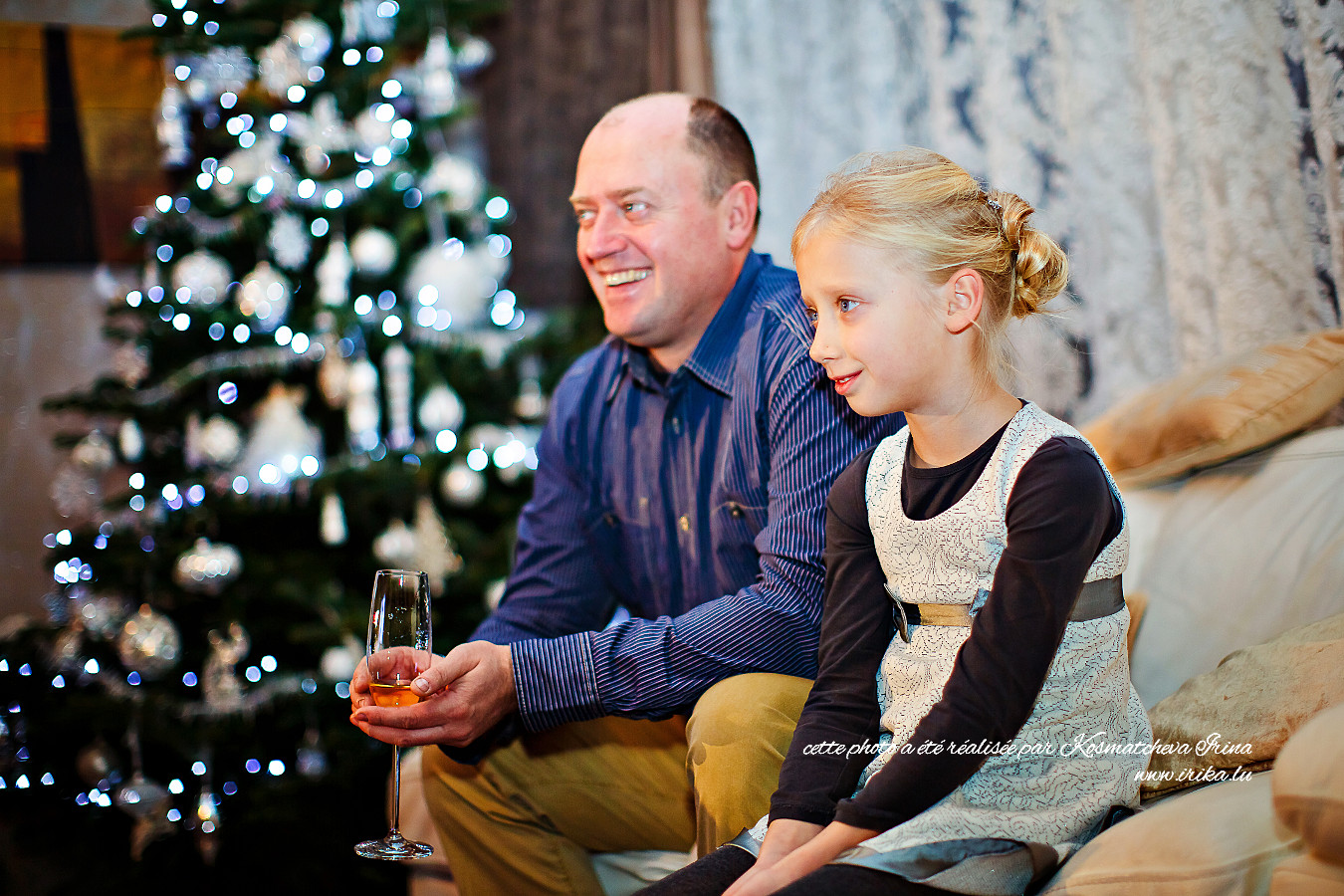 Père et fille près du sapin de Noël
