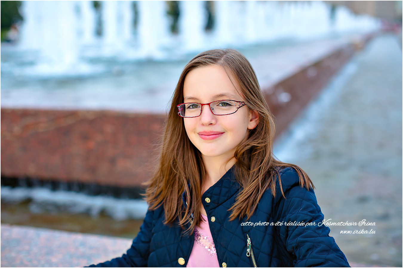 Portrait de Michèle près d'une fontaine à Moscou